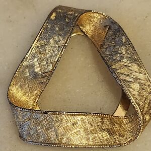 Vintage Lieba USA Textured Gold Tone Triangle Ribbon Design Scarf Clip